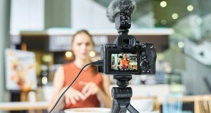 Làm Vlog có nên chọn mua máy ảnh Sony A7 Mark IV?