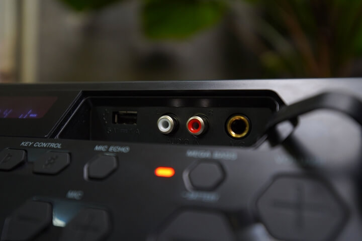 Các cổng kết nối trên Các nút điều kiểm trên loa di động Sony GTK PG-10