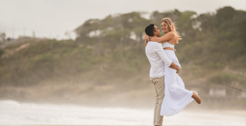 Tạo dáng chụp ảnh cưới với tư thế cõng/bế cô dâu