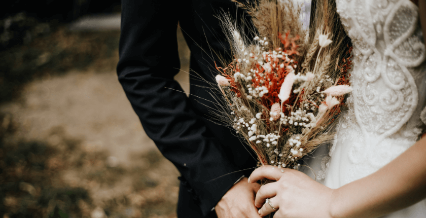 Tạo dáng chụp ảnh cưới với phụ kiện hỗ trợ