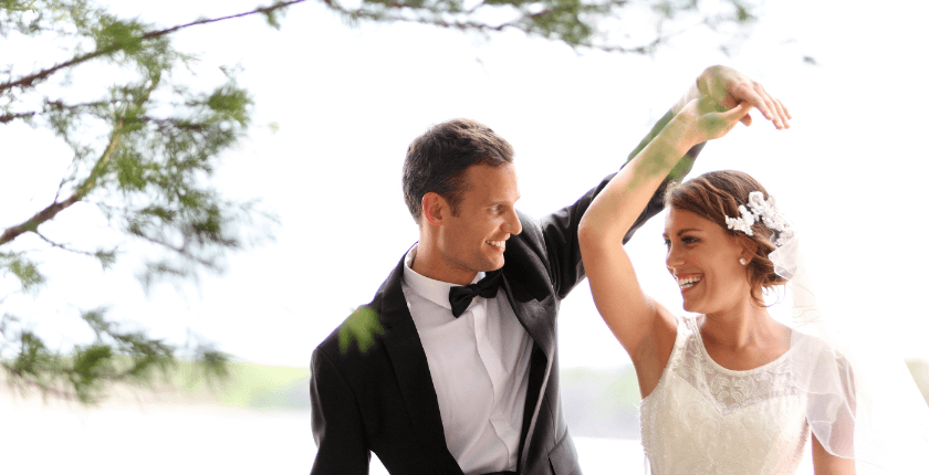 Tạo dáng chụp ảnh cưới tinh nghịch, dễ thương