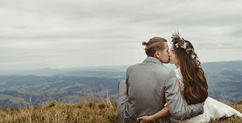 Tạo dáng chụp ảnh cưới lãng mạn với nụ hôn