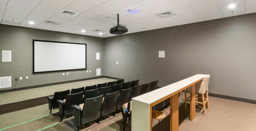 màn chiếu 200 inch trở thành lựa chọn được nhiều doanh nghiệp, trường học và rạp mini yêu thích