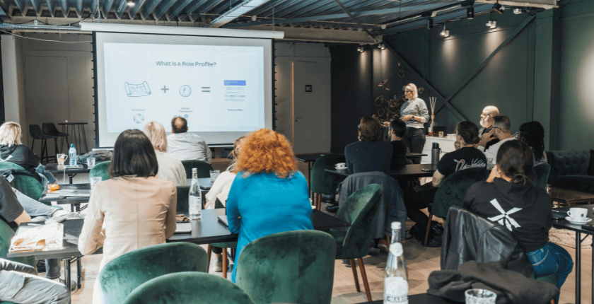 Màn chiếu thường là gì