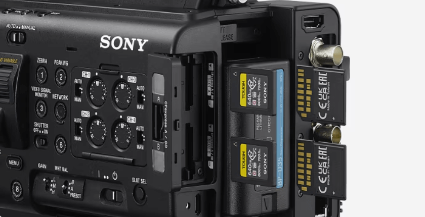 PXW-Z300 sở hữu khe cắm thẻ nhớ kép hỗ trợ cả CFexpress Type A 