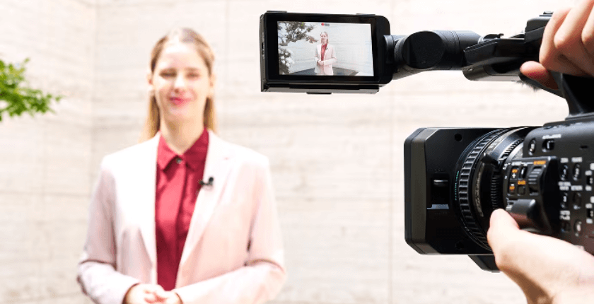 PXW-Z300 sở hữu màn hình LCD 3,5 inch với đèn nền Mini LED