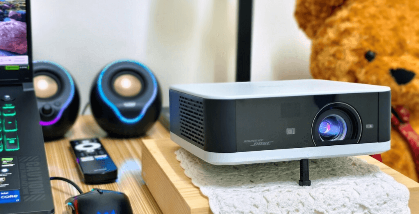 Epson EF-61G được trang bị hệ thống thiết lập tự động thông minh, bao gồm tự động lấy nét, chỉnh keystone ngang