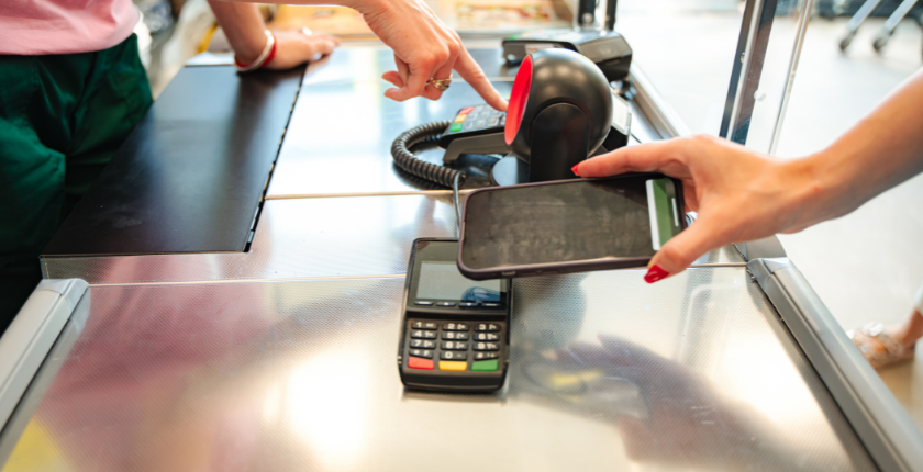 NFC hỗ trợ truyền dữ liệu từ thiết bị y tế (máy đo huyết áp, đường huyết) sang điện thoại. Nhờ đó, người dùng dễ dàng theo dõi và quản lý sức khỏe cá nhân.