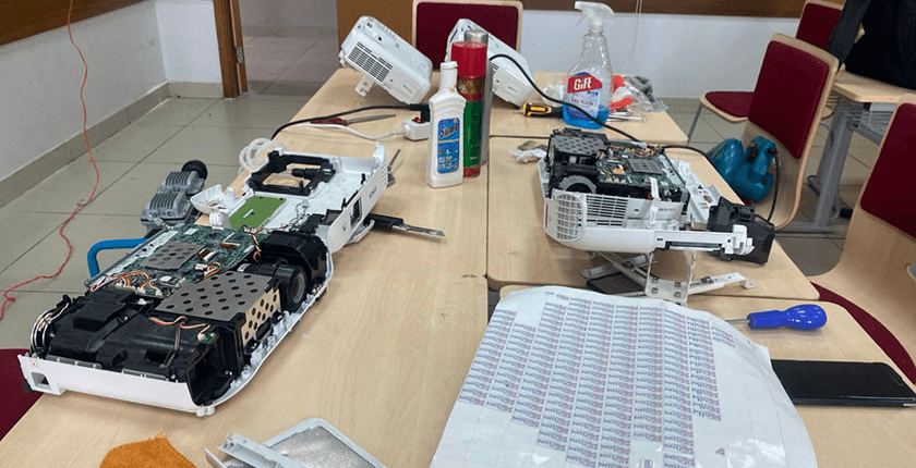 Vì sao LCD máy chiếu dễ bị ảnh hưởng