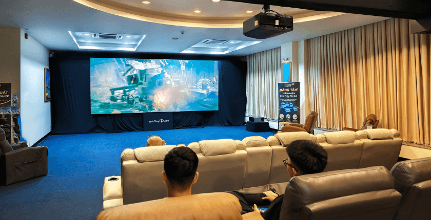 Máy chiếu tại P.H.E Show 2026